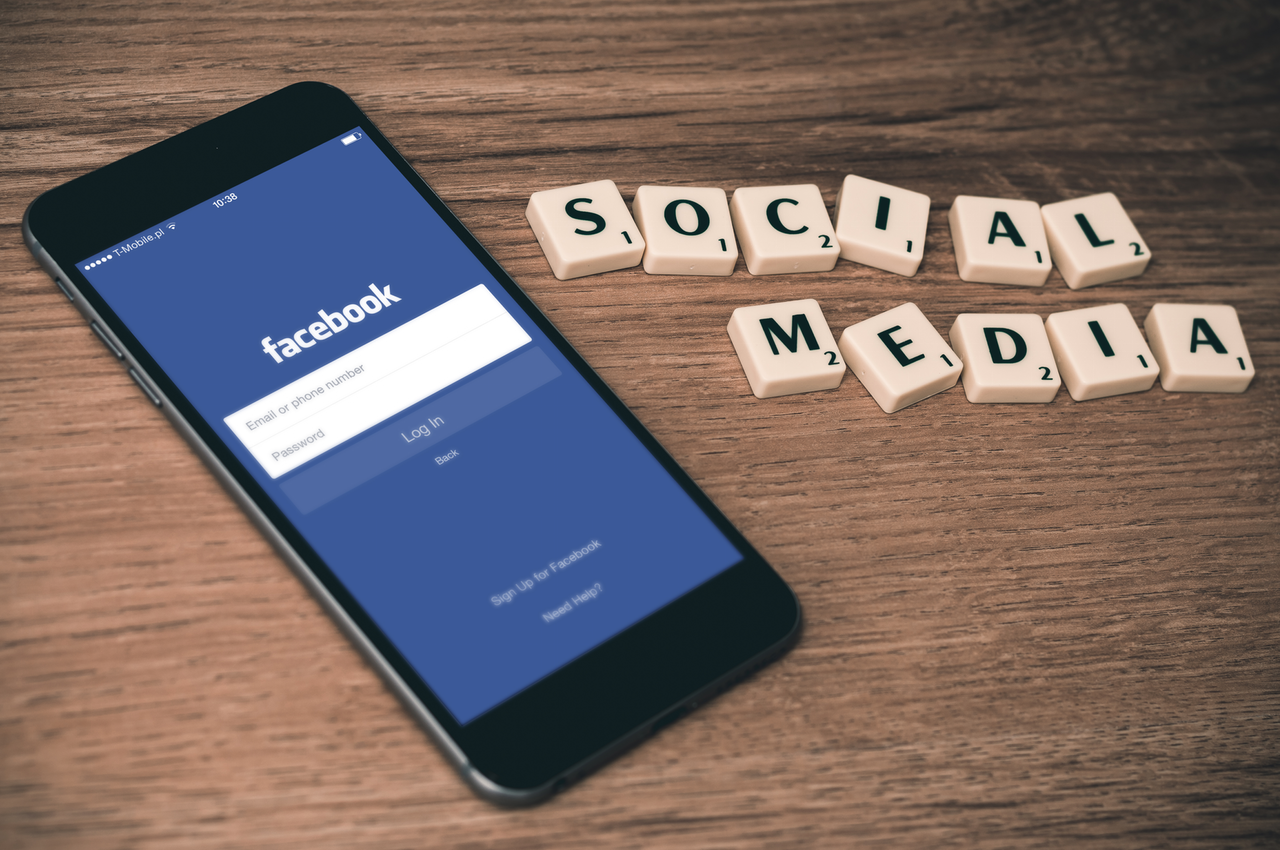 Sociale medier og Facebook